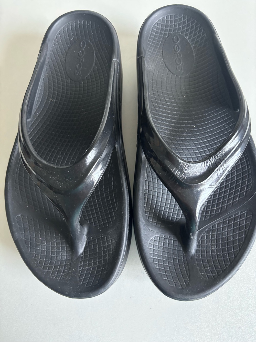 OOFOS Black Recovery Thong Sandals Womens size 7